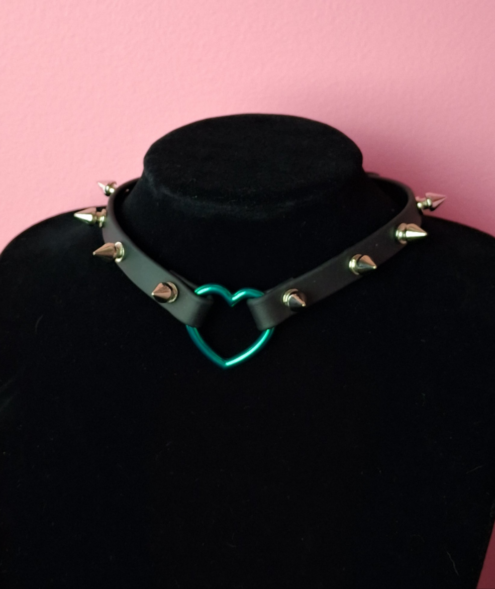 Green heart choker faux leather - RTS