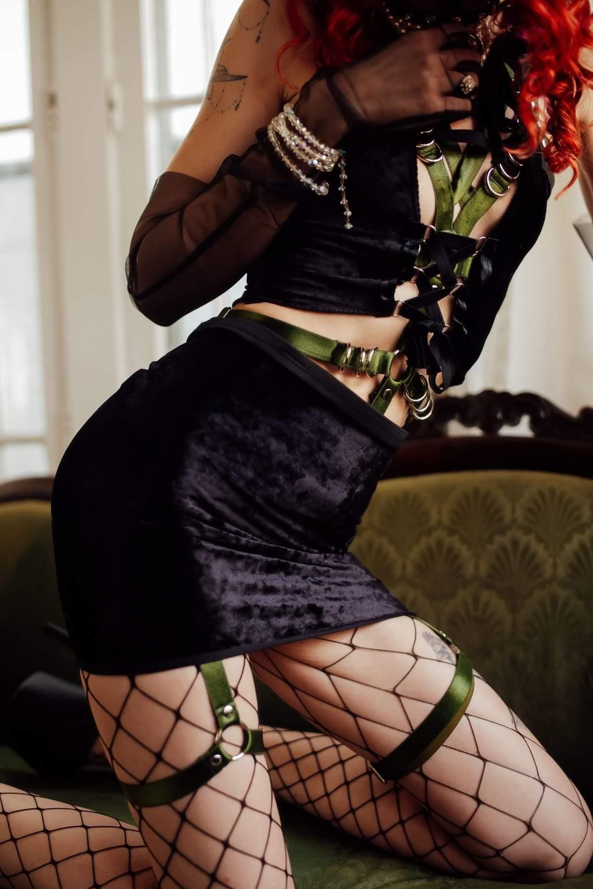 Ophelia skirt with removable garter clips