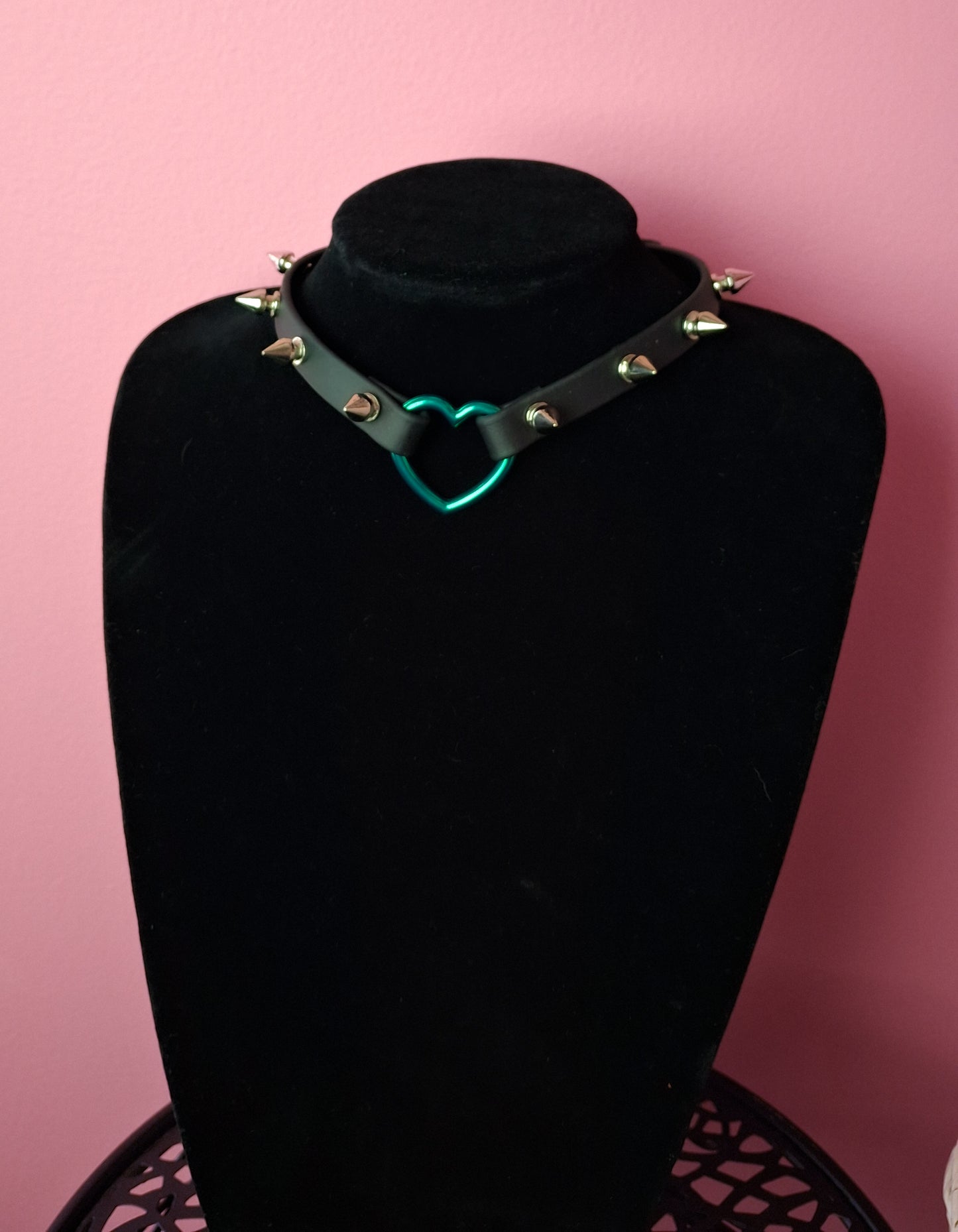 Green heart choker faux leather - RTS