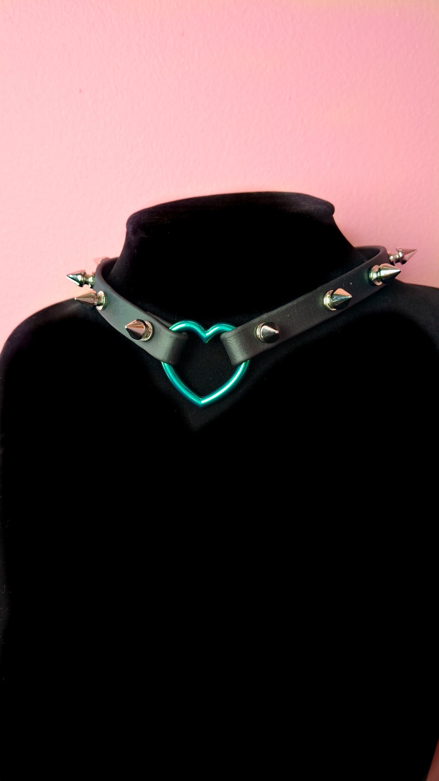 Green heart choker faux leather - RTS