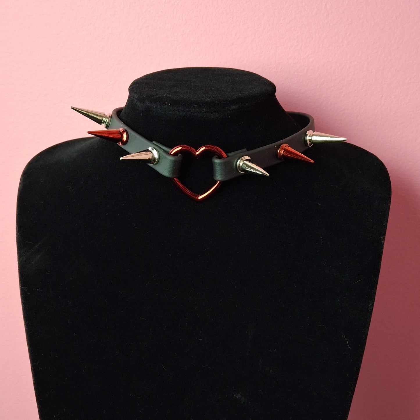 Red heart choker faux leather RTS