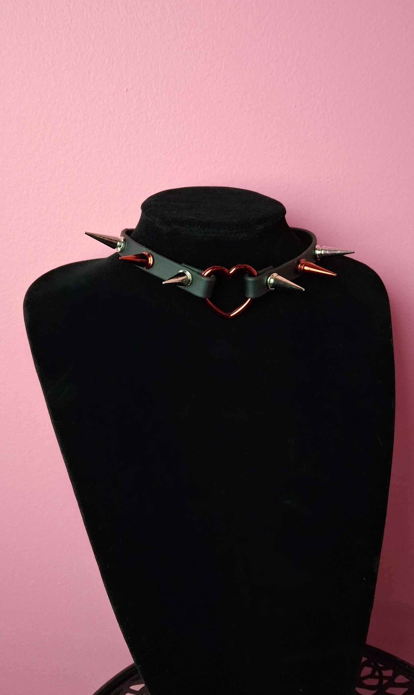 Red heart choker faux leather RTS